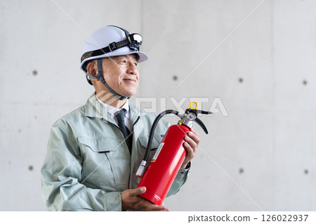 安全管理人員手持滅火器 安全管理人員手持滅火器 126022937