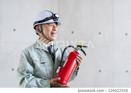 安全管理人員手持滅火器 安全管理人員手持滅火器 126022938