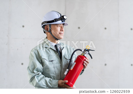 安全管理人員手持滅火器 126022939