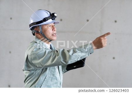 一位經驗豐富的樓宇經理手持平板電腦巡視樓宇 126023403