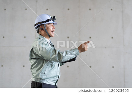 一位經驗豐富的樓宇經理手持平板電腦巡視樓宇 126023405