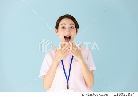 圍裙的女人、護理師、幼稚園老師、醫護人員、驚訝 126023854