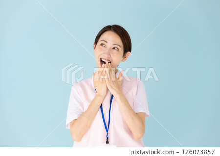 圍裙的女人、護理師、幼稚園老師、醫護人員、驚訝 126023857