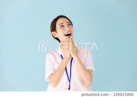 圍裙的女人、護理師、幼稚園老師、醫護人員、驚訝 126023860