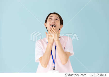 圍裙的女人、護理師、幼稚園老師、醫護人員、驚訝 126023861