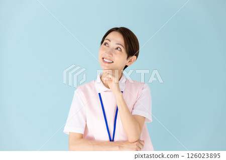 穿著圍裙的女人、護理師、幼稚園老師、醫護人員、規劃人員 126023895