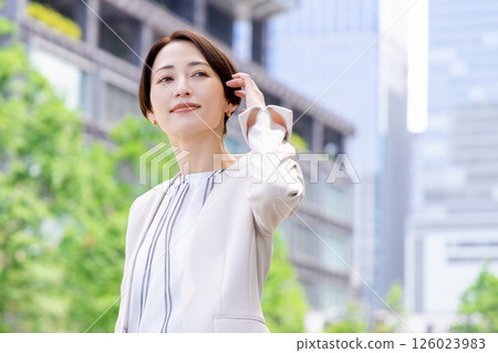 走在商務辦公區的女人 走在商務辦公區的女人 126023983