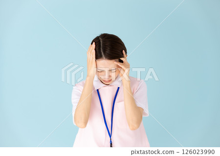 穿圍裙的女人、護理師、幼稚園老師、醫護人員、頭痛 穿圍裙的女人、護理師、幼稚園老師、醫護人員、頭痛 126023990