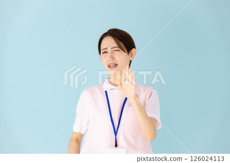 穿圍裙的女性、護理師、幼稚園老師、醫護人員，不准 126024113