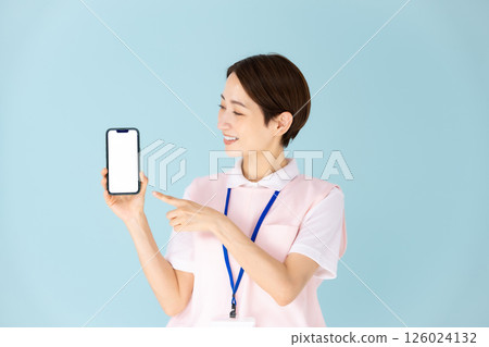 穿著圍裙的女人、護理師、幼稚園老師、醫護人員、智慧型手機 126024132