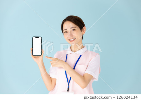 穿著圍裙的女人、護理師、幼稚園老師、醫護人員、智慧型手機 126024134