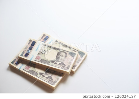 一疊疊的 10,000 日元鈔票 一疊疊的 10,000 日元鈔票 126024157