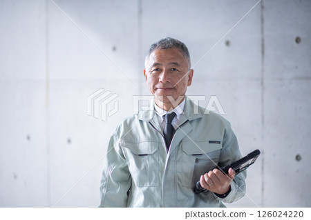 一位老兵挺身而出,自信地支撐著建築工地 一位老兵挺身而出,自信地支撐著建築工地 126024220