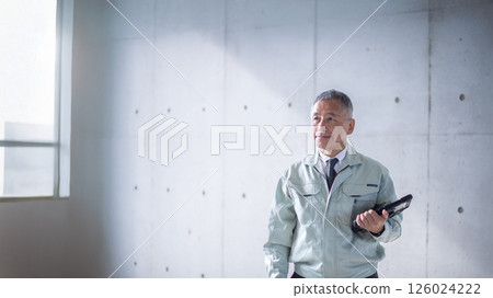 一位老兵挺身而出,自信地支撐著建築工地 一位老兵挺身而出,自信地支撐著建築工地 126024222