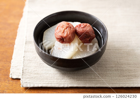 黑色碗中盛裝的梅花流水 126024230