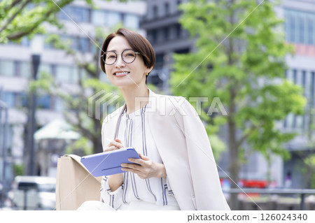 在平板電腦上寫作的女商人 126024340