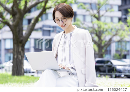 在個人計算機上工作的女商人 在個人計算機上工作的女商人 126024427