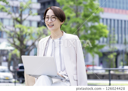 在個人計算機上工作的女商人 在個人計算機上工作的女商人 126024428
