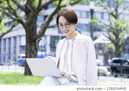 Business woman working on a personal computer 126024448