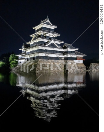 Night view of Matsumoto Castle reflecting in the water, Japan 126024481