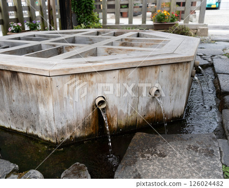 Wooden spring water well in the town of Matsumoto, Japan 126024482