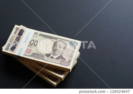黑色桌子上放著一疊 10,000 日元鈔票 黑色桌子上放著一疊 10,000 日元鈔票 126024647