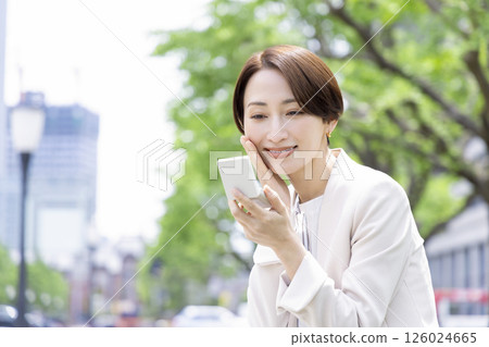 坐在長椅上補妝的女商人 126024665
