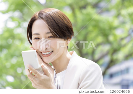 坐在長椅上補妝的女商人 126024666