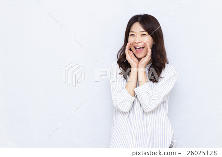 A woman calling out with a smile 126025128