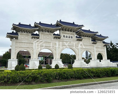 Freedom Square Gate of the Chiang Kai-shek Memorial Hall 126025855