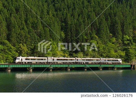 Limited Express Hida passing Shimohara Dam with fresh greenery, Takayama Main Line, Hida-Kanayama-Yakiishi 126026176