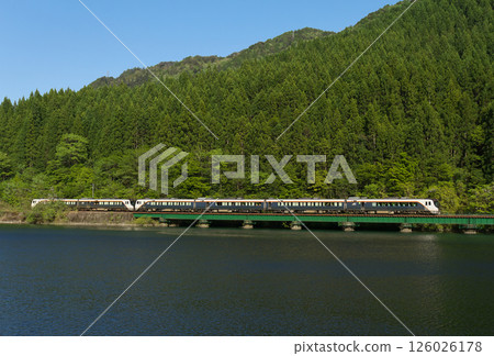 Limited Express Hida passing Shimohara Dam with fresh greenery, Takayama Main Line, Hida-Kanayama-Yakiishi 126026178