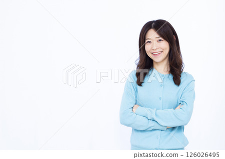 一個雙臂交叉思考的女人 126026495