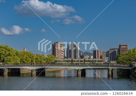 廣島市的河畔風景:行駛在大神橋上的電車 廣島市的河畔風景:行駛在大神橋上的電車 126026634