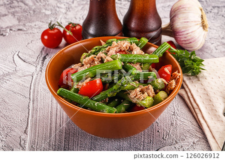 Canned tuna with asparagus salad 126026912