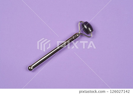 Facial roller with amethyst 126027142