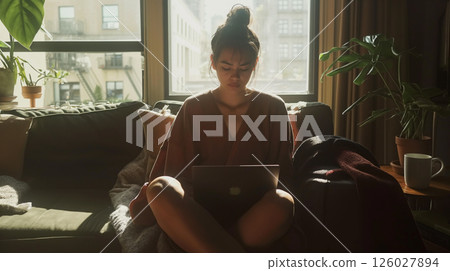 女人在沙發上使用筆記型電腦 126027894