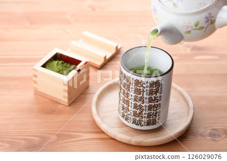 用壽司茶杯享用抹茶 126029076