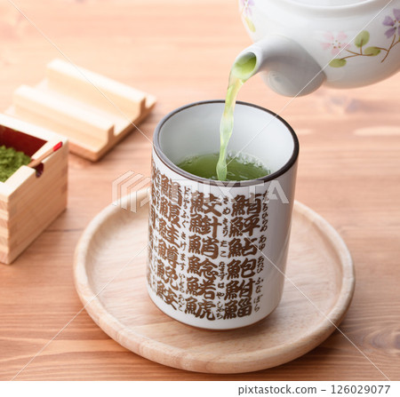 用壽司茶杯享用抹茶 126029077