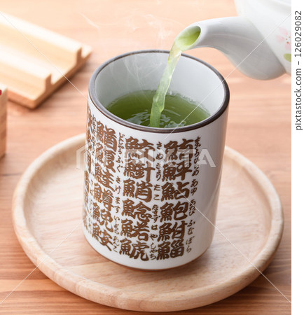 用壽司茶杯享用抹茶 用壽司茶杯享用抹茶 126029082