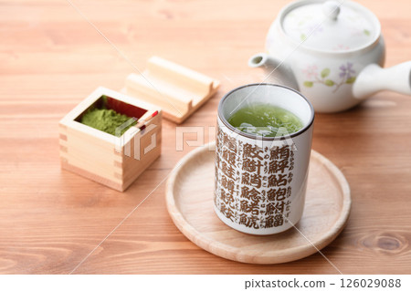 Enjoy matcha in a sushi teacup 126029088