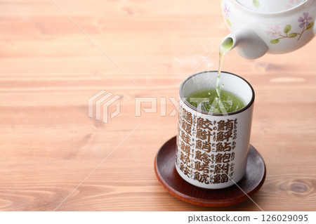 Enjoy matcha in a sushi teacup 126029095