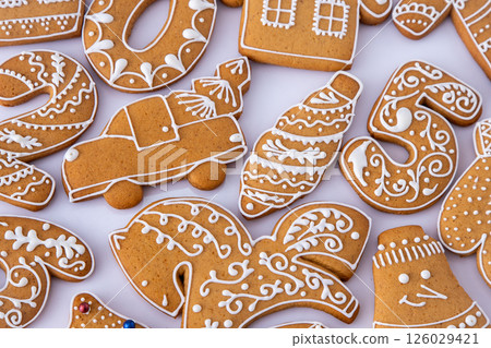Gingerbread decorated with white sugar glaze. Food background. Christmas cookies. 126029421