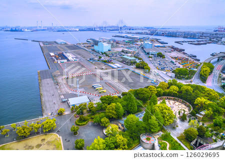 大黑碼頭的日本橫濱城市景觀與伊莉莎白女王像。 (橫濱港還停泊著另外三艘豪華遊輪。) 大黑碼頭的日本橫濱城市景觀與伊莉莎白女王像。 (橫濱港還停泊著另外三艘豪華遊輪。) 126029695