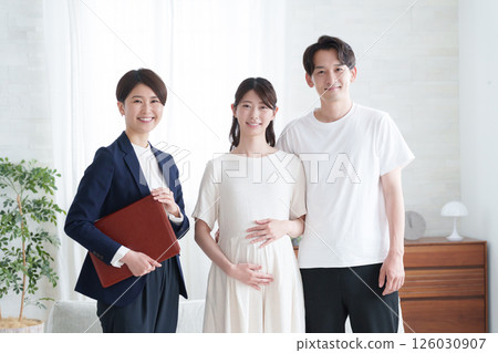 Planner and pregnant couple 126030907