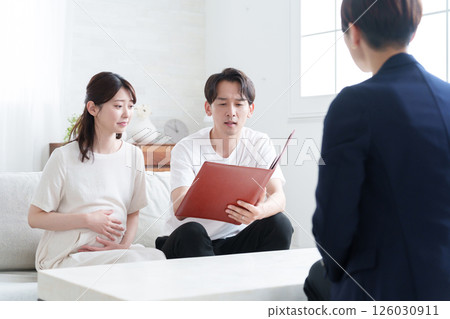 Planner and pregnant couple Planner and pregnant couple 126030911