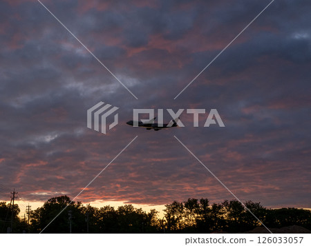 飛行在晚上天空的飛機 飛行在晚上天空的飛機 126033057