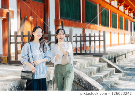 兩位女士在奈良觀光 126033242