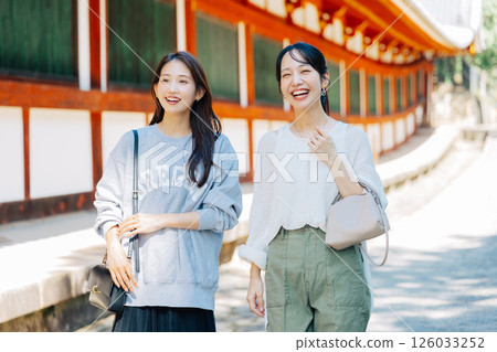 兩位女士在奈良觀光 126033252
