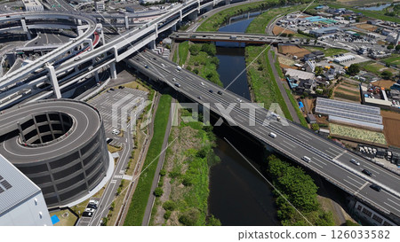第三京濱高速公路穿過鶴見川（鳥瞰圖） - 日本神奈川縣橫濱市 126033582
